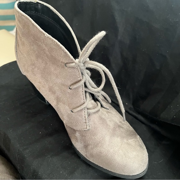 Women’s grey lace up bootie size 7 US - Picture 4 of 6